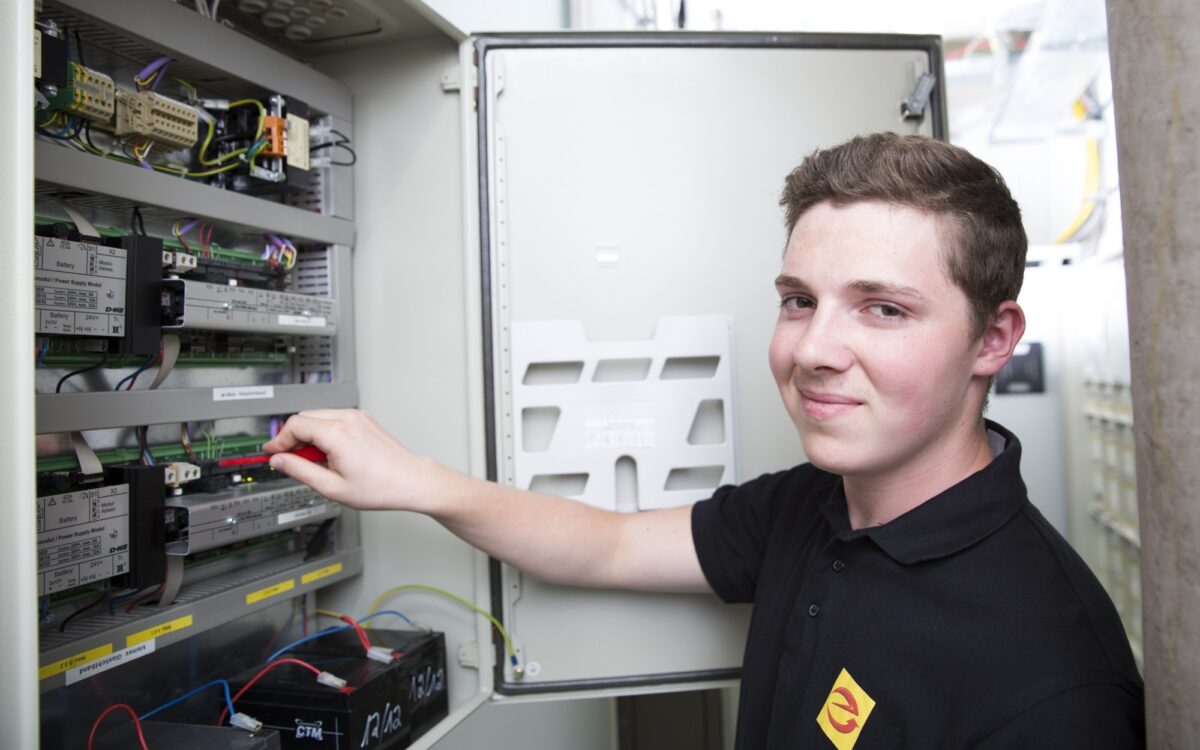 Ein Auszubildender im Handwerk Ein Auszubildender im Handwerk